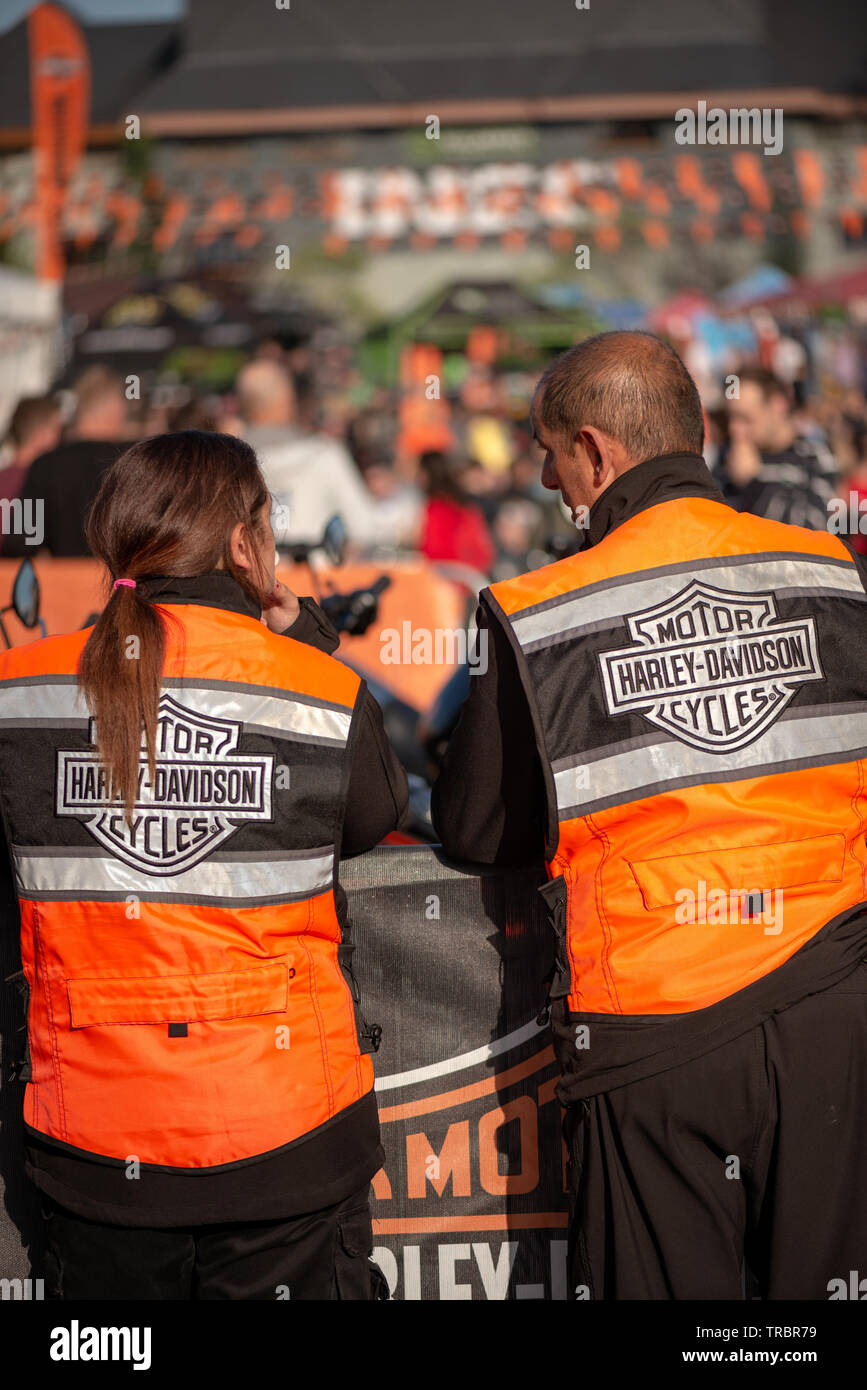Due eventi dirigono i marescialli indossando giubbotti arancioni ad alta visibilità durante il raduno annuale della Harley Davidson Bike Fest a Killarney, Irlanda Foto Stock