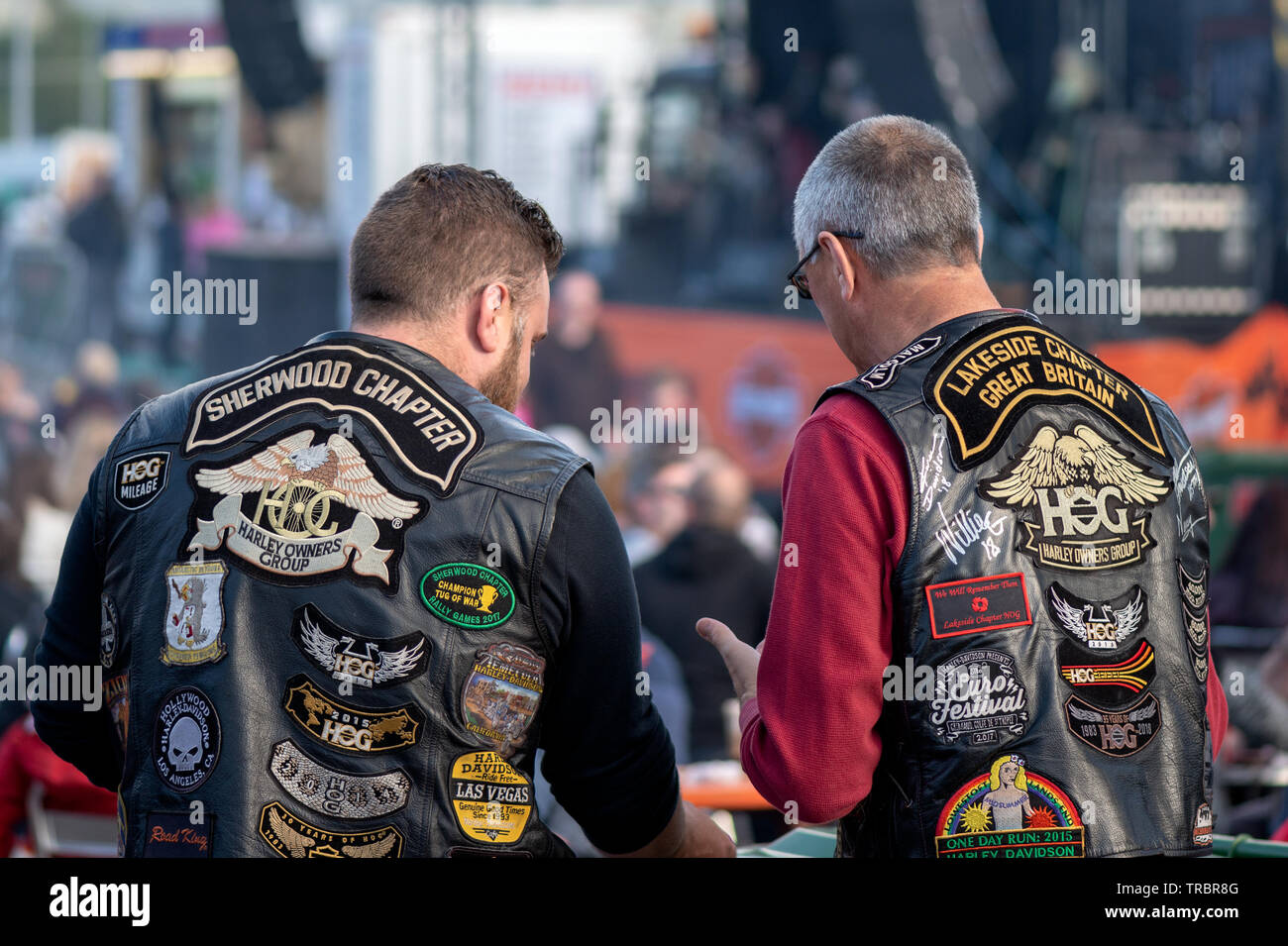 Vista posteriore dei motociclisti britannici Harley Davidson che fanno una chiacchierata al Killarney bike Fest di Killarney, contea di Kerry, Irlanda, a partire dal 2019 Foto Stock