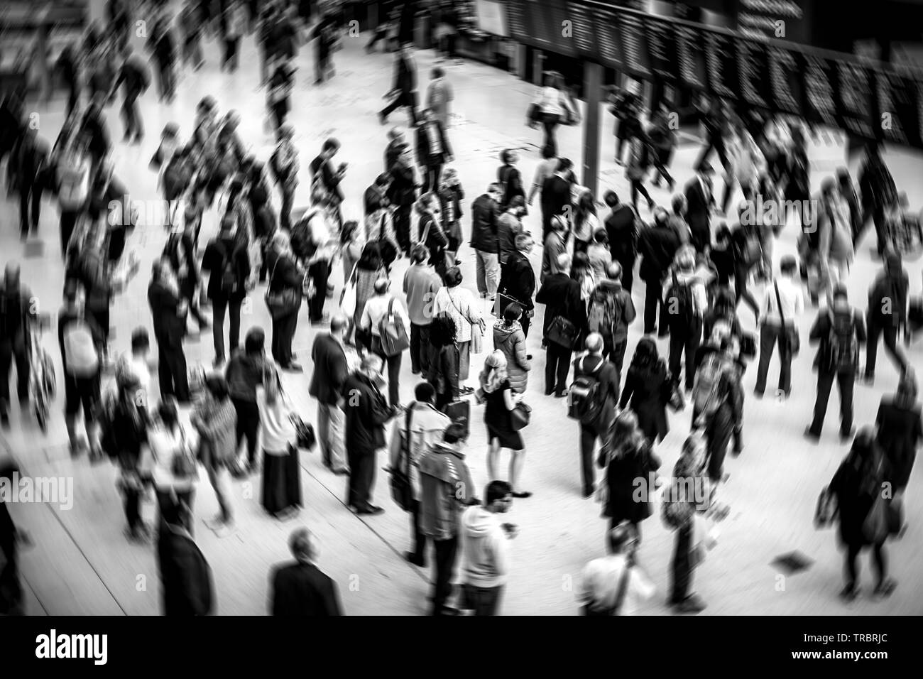 Pendolari in ora di punta alla stazione di Waterloo, Londra Foto Stock