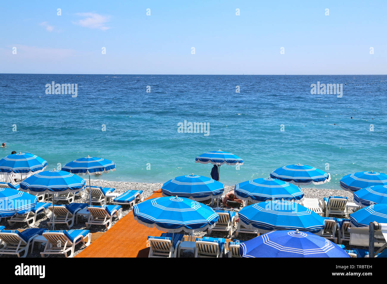 Bellissima spiaggia sul mare a Nizza su una soleggiata giornata estiva Foto Stock