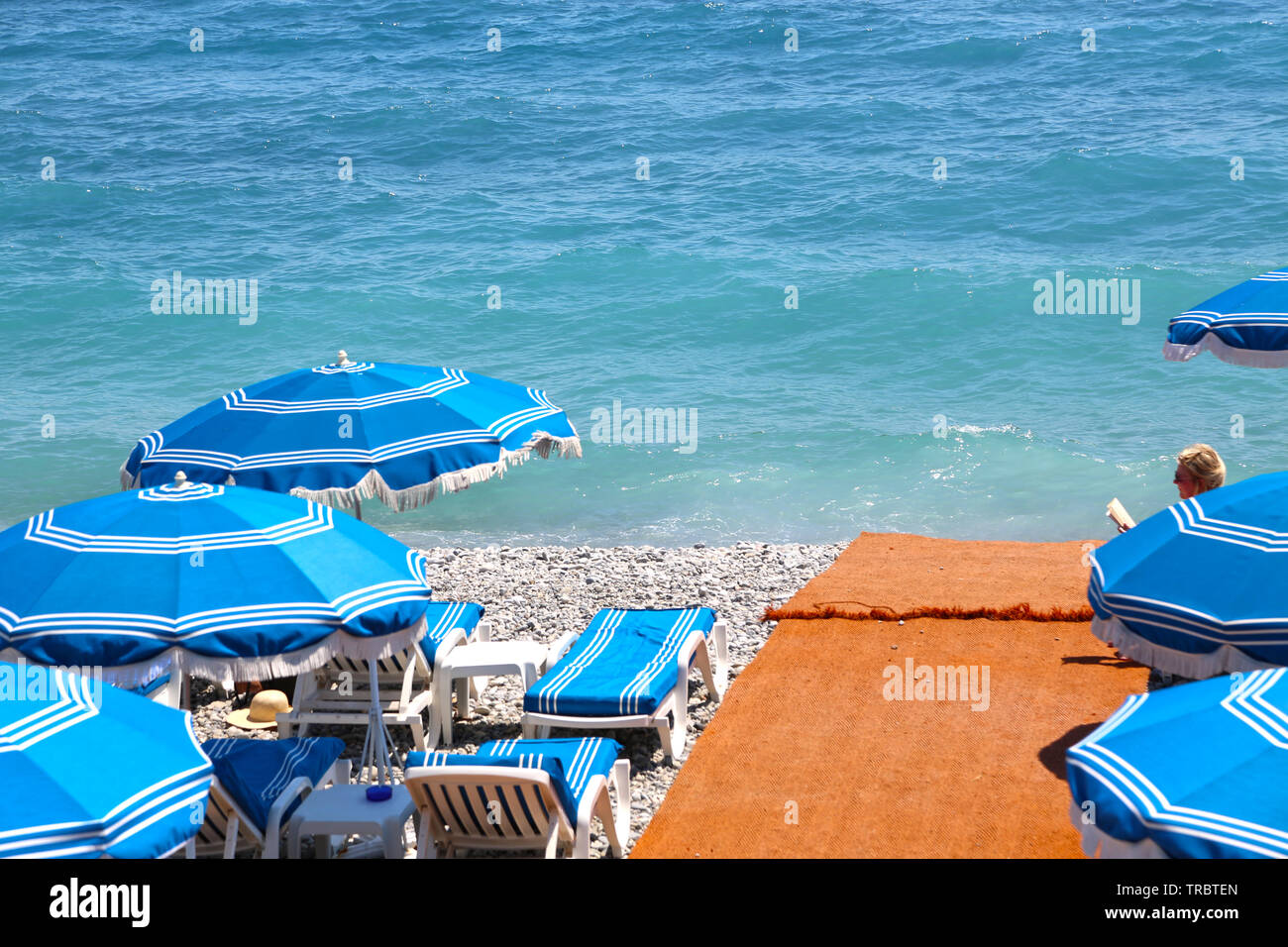 Bellissima spiaggia sul mare a Nizza su una soleggiata giornata estiva Foto Stock