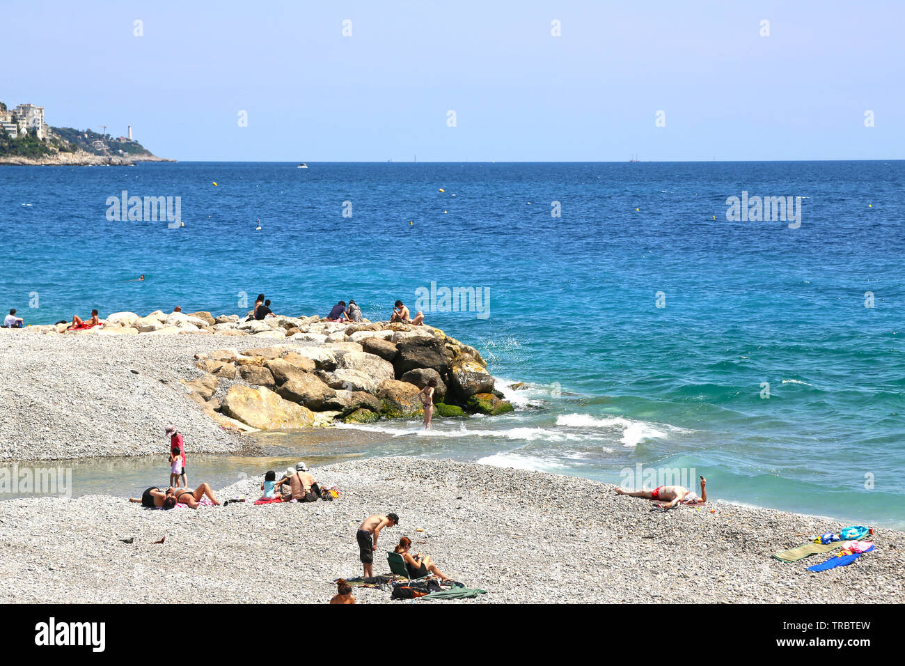 Bellissima spiaggia sul mare a Nizza su una soleggiata giornata estiva Foto Stock