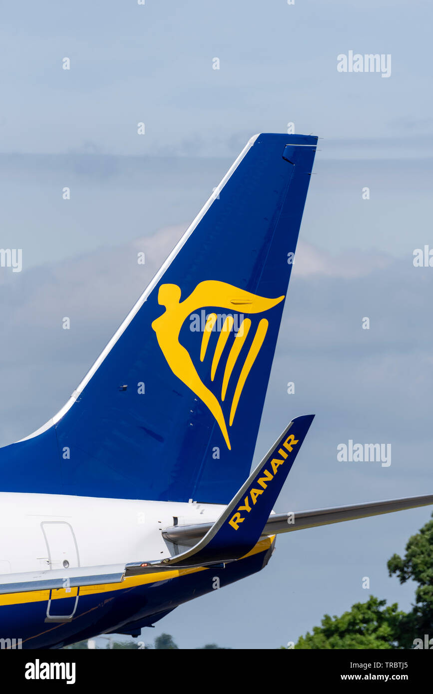 Ryanair Boeing 737 aereo jet piano a Londra aeroporto di Southend, Essex, Regno Unito. Compagnia aerea di bilancio. Coda con il logo del marchio. Arpa design. Irlandese tradizionale Foto Stock