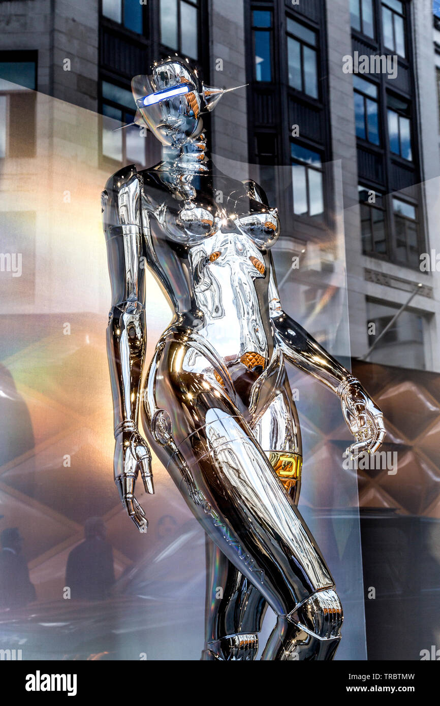 Futuristica cyber robot manichino nella vetrina di un negozio di visualizzazione di Bond Street Dior store, London, Regno Unito Foto Stock