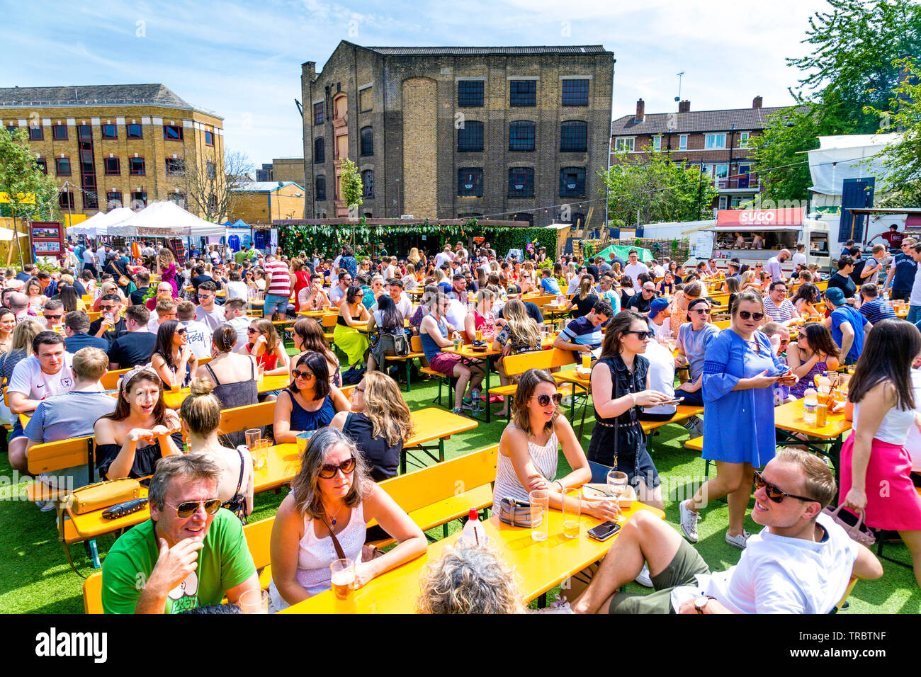 Persone di mangiare al cantiere di aceto di cibo e il Mercato delle Pulci in una calda giornata estiva, St Thomas Street, Londra, Regno Unito Foto Stock