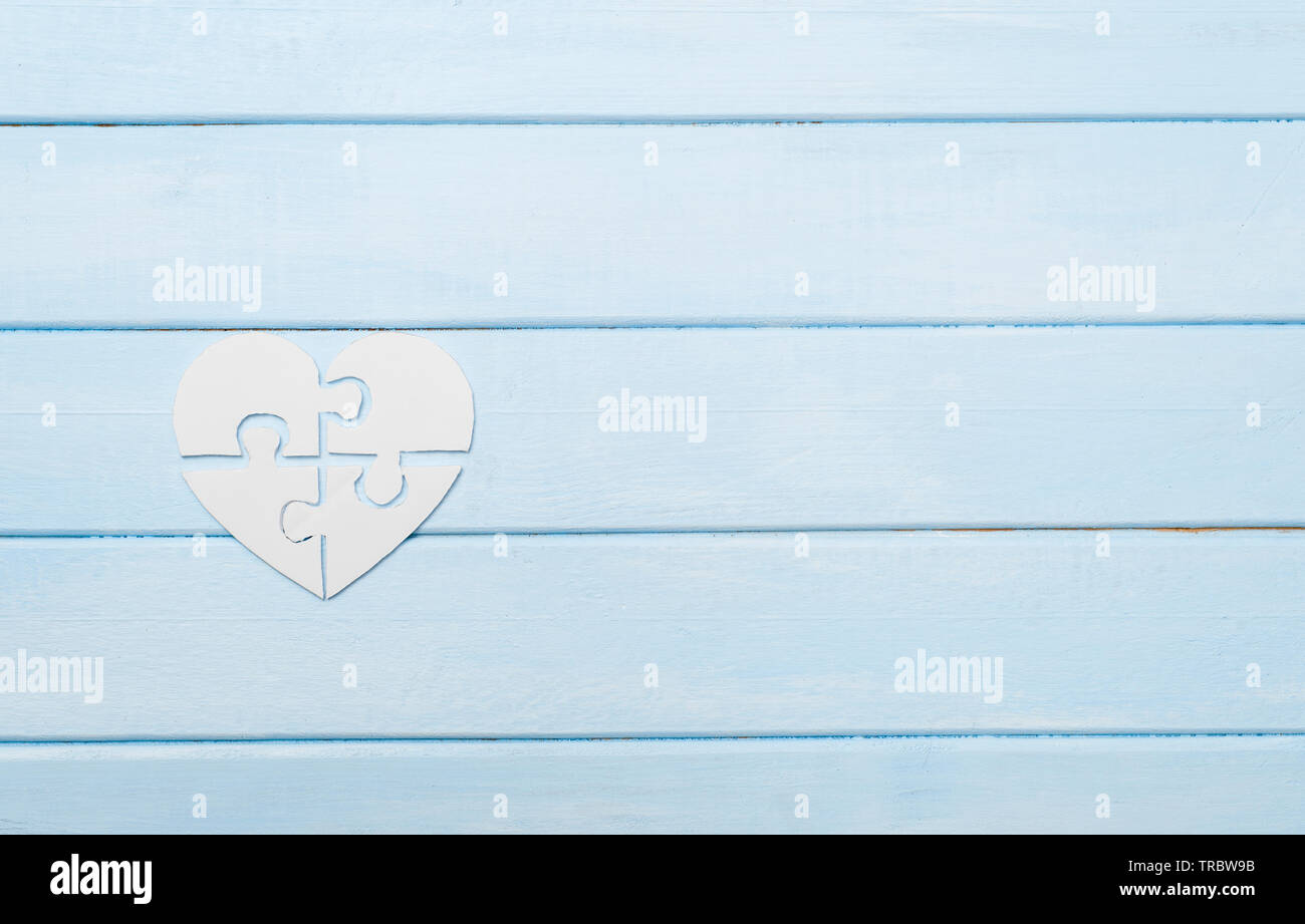 Cuore bianco fatto di autismo simbolico i pezzi del puzzle Foto Stock