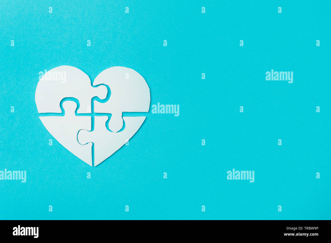 Cuore bianco fatto di autismo simbolico i pezzi del puzzle Foto Stock