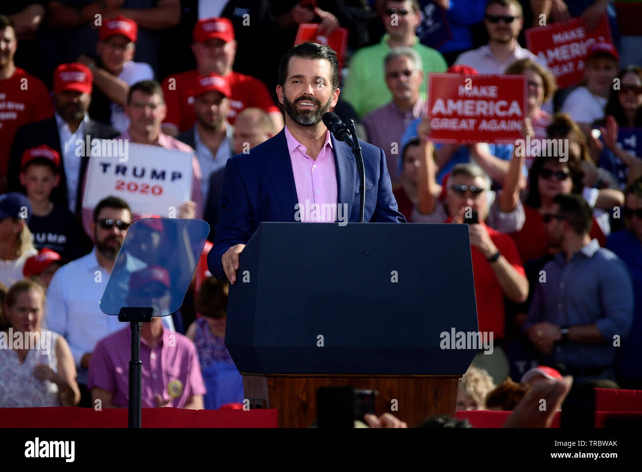 Donald Trump Jr parla sul palco durante una campagna rally con il presidente USA Trump a una maga nel rally Montoursville, PA il 20 maggio. Foto Stock