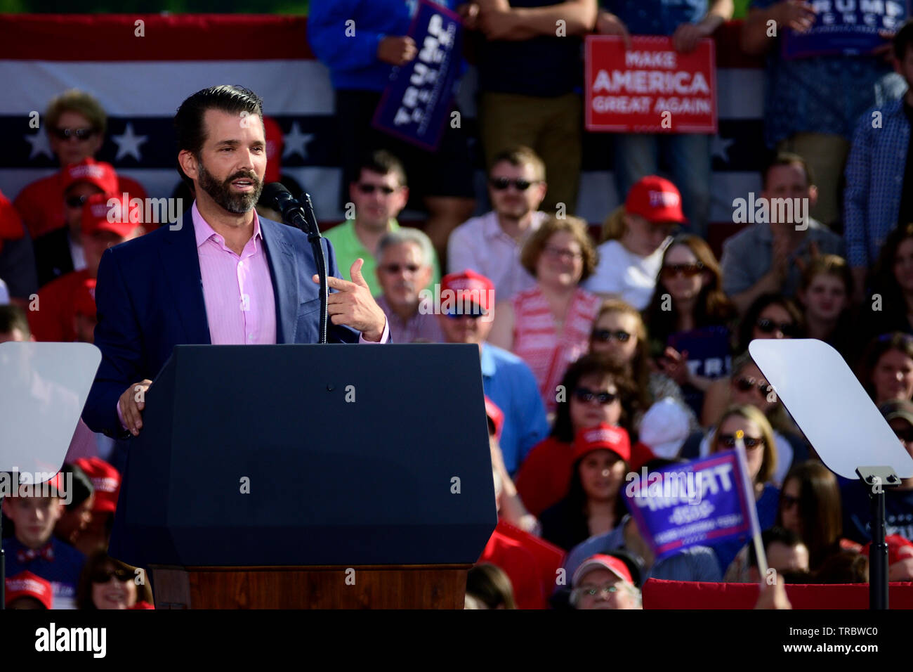 Donald Trump Jr parla sul palco durante una campagna rally con il presidente USA Trump a una maga nel rally Montoursville, PA il 20 maggio. Foto Stock