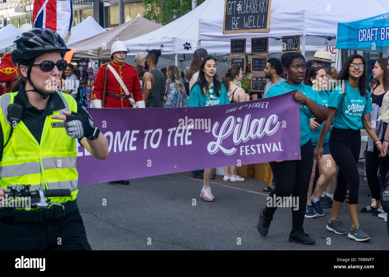 Il 4 Street Festival lilla Calgary Alberta Canada Foto Stock