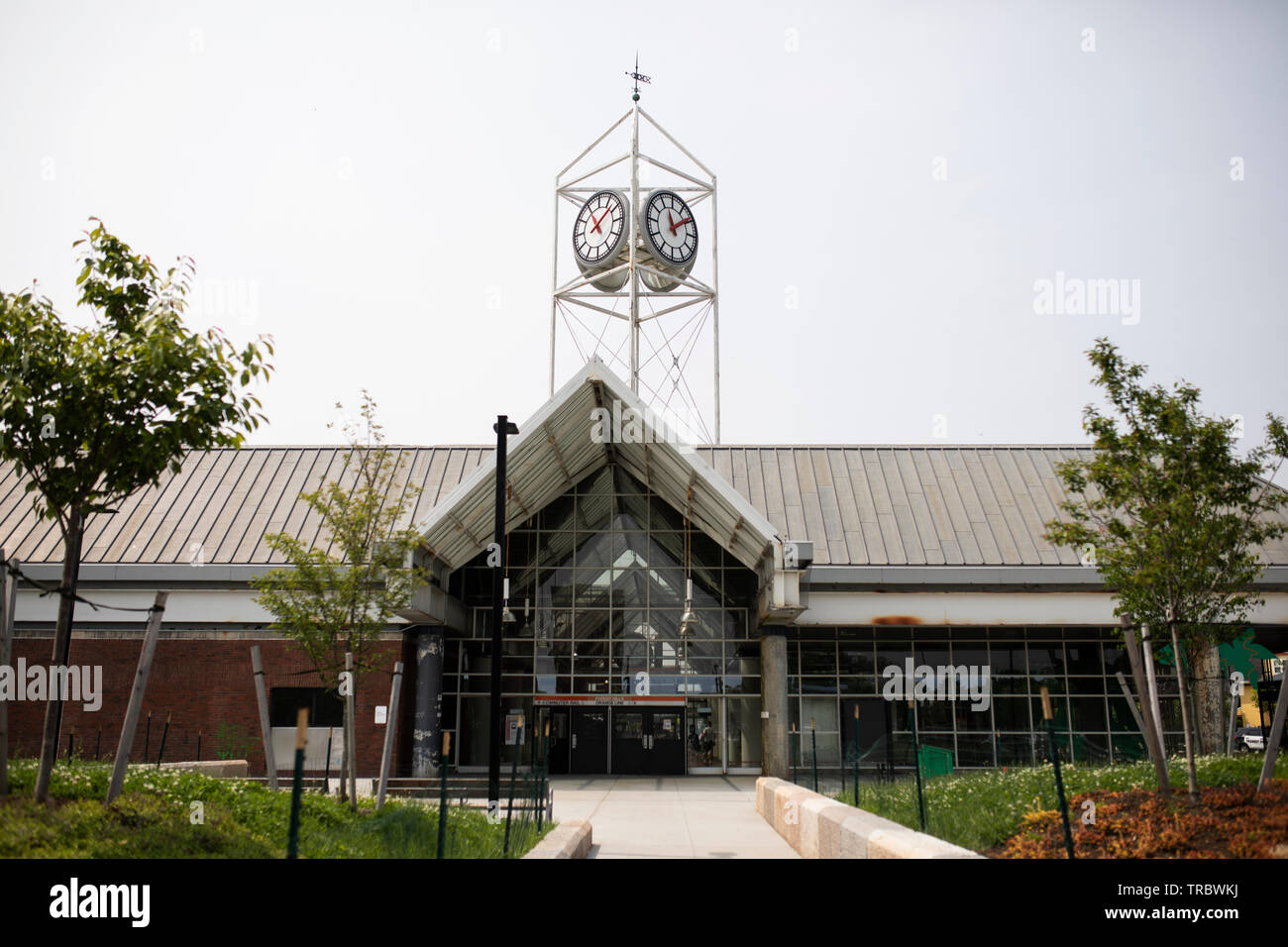 Il clock in piedi al di fuori del Forest Hills Station sulla linea arancione della metropolitana (T) a Boston, Massachusetts, USA. Foto Stock