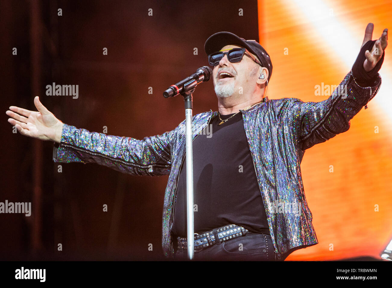 Milano Italia. 02 giugno 2019. Il cantante rock italiano/cantautore Vasco Rossi suona dal vivo sul palco allo Stadio San Siro durante il 'Vasco Non Stop Live 2019 Tour' Foto Stock