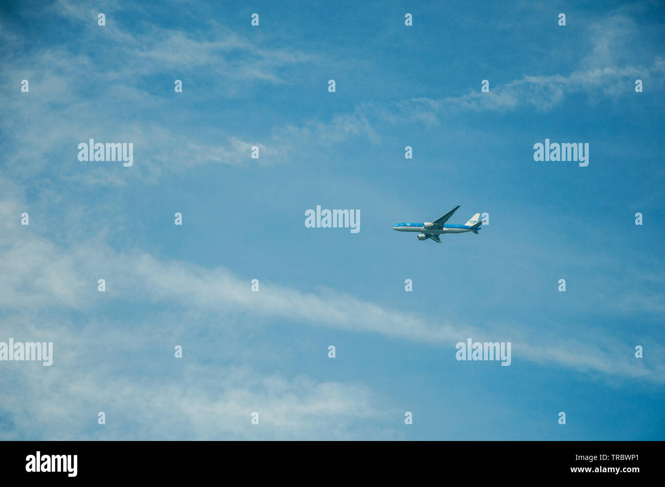 Close-up di aereo commerciale battenti nella soleggiata cielo blu a Weesp. Piacevole villaggio pieno di canali e verde in Paesi Bassi. Foto Stock