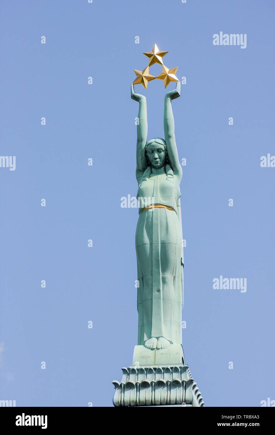 La statua in rame del Liberty con tre stelle d'oro sulla parte superiore del lettone il monumento alla libertà di Riga, Lettonia. Foto Stock