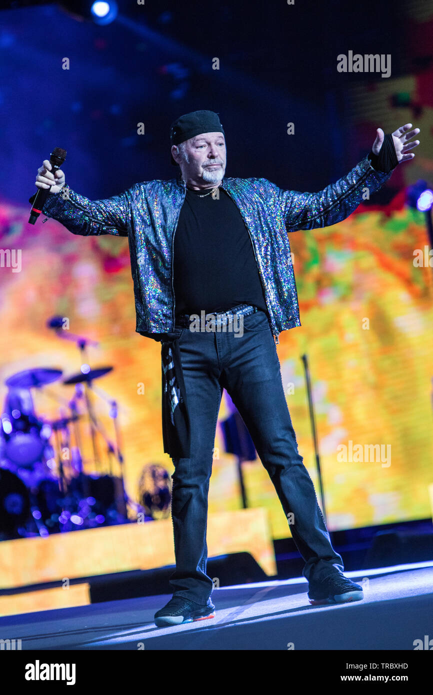 Milano Italia. 02 giugno 2019. Il cantante rock italiano/cantautore Vasco Rossi suona dal vivo sul palco allo Stadio San Siro durante il 'Vasco Non Stop Live 2019 Tour' Foto Stock