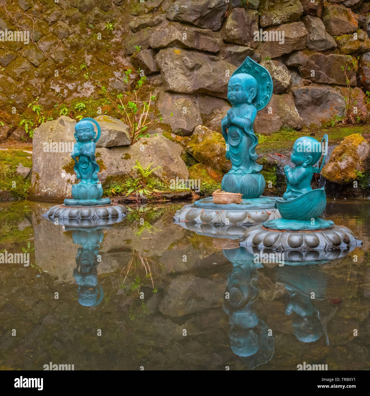 Aomori, Giappone - 24 Aprile 2018: Statue di Buddha a Seiryu-ji tempio Buddista fondata da Ryuko APD in 1982, casa di più grande bronzo seduto statua del Buddha, Foto Stock