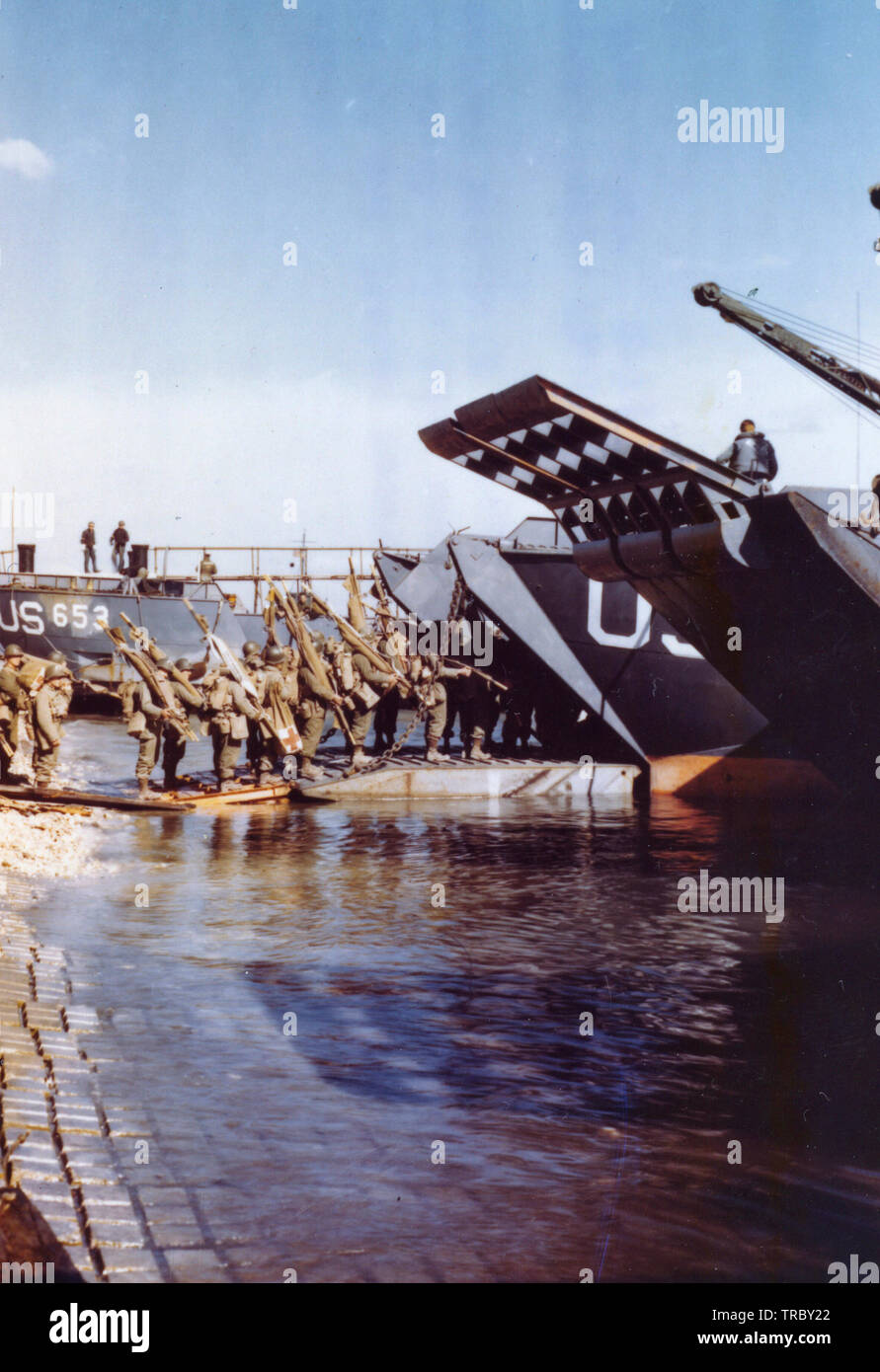 I medici e i portatori di lettiera salendo la rampa di un LCT che li porterà alla Francia per l'assalto contro Hitler in Europa. Giugno 6, 1944 Foto Stock
