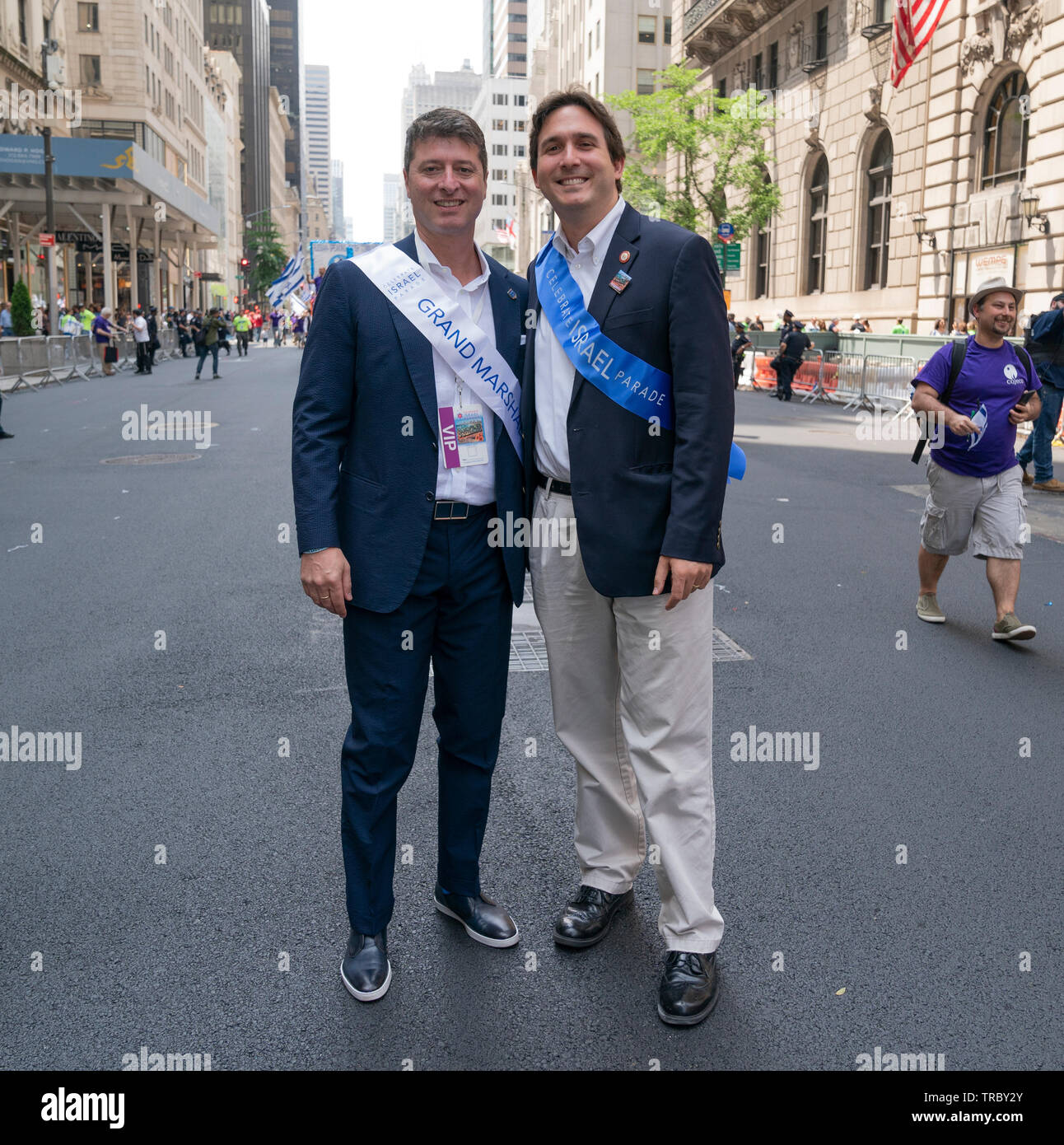 New York, NY - Giugno 2, 2019: Grand Marshal ed Mermelstein e del consiglio comunale, membro Ben Kallos partecipare a 55th celebrare Israele Parade di New York sulla Quinta Avenue Foto Stock