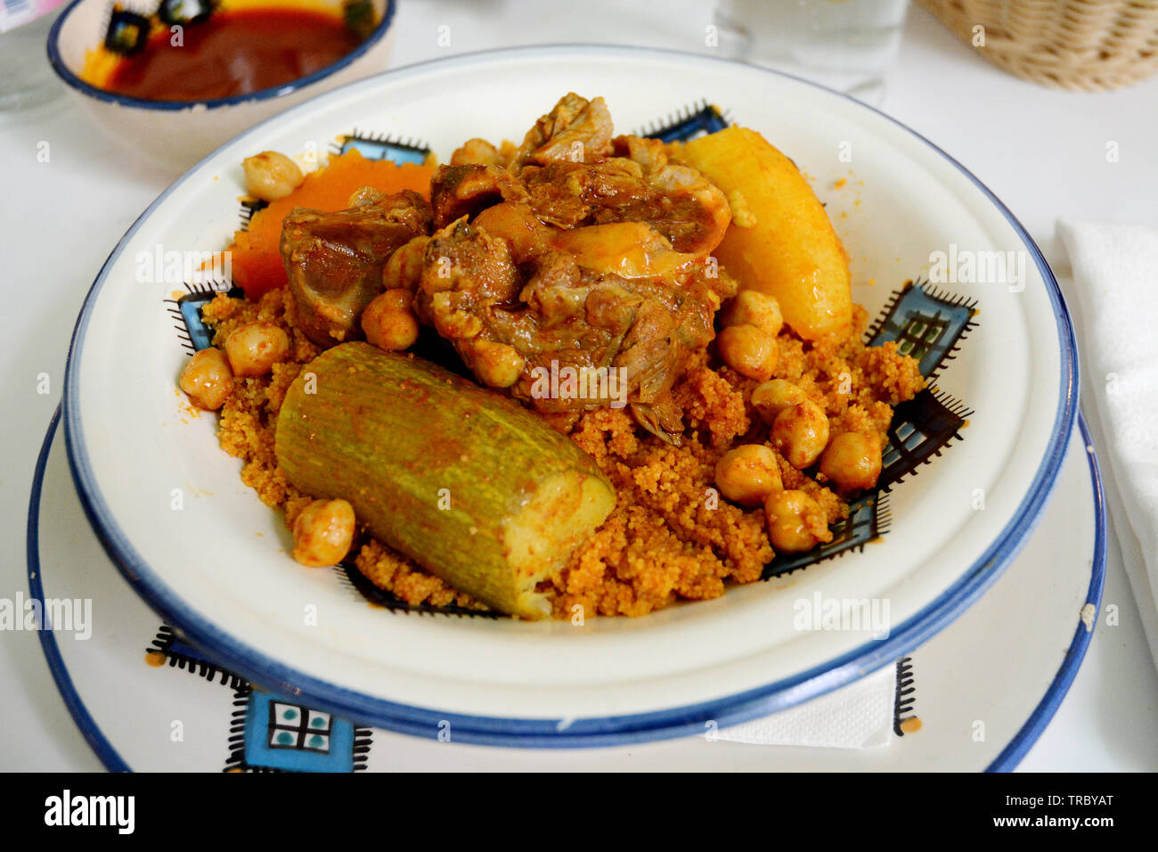 Un tradizionale nord africana di piatto di cuscus con agnello, ceci e verdure, servita presso un ristorante nella medina di Tunisi, Tunisia. Foto Stock
