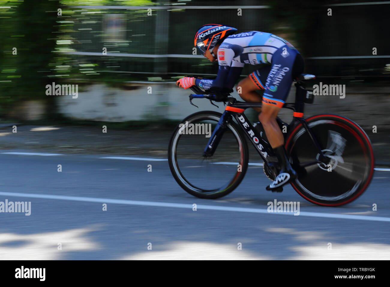 Verona, Italia. 02nd, Giu 2019. Sho Hatsuyama dal Giappone e Team NippoC Vini Fantini-Faizane durante l'ultimo stadio 21 del 102º Giro d' Italia, Tour d'Italia 2019 - gara ciclistica, 17km a cronometro individuale da Verona Fiera insieme Torricelle nella città di Verona, per terminare in Arena di Verona in Verona, Italia, 03 giugno 2019. (Foto) Alejandro Sala/Alamy News Foto Stock