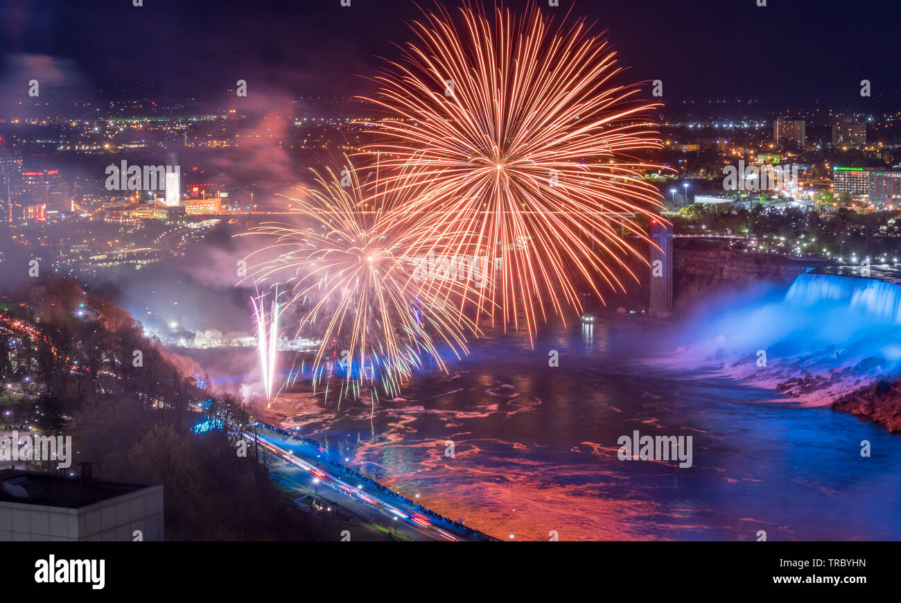 Cascate del Niagara, Canada - Maggio 18-2019. Fuochi d'artificio e luci colorate si illumina le cascate le Cascate del Niagara. Foto Stock