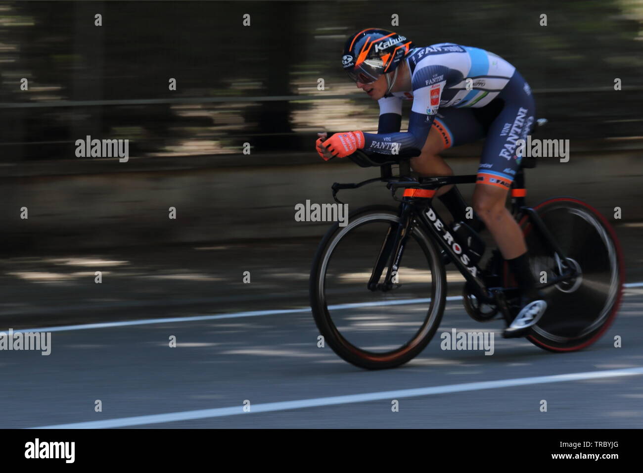 Verona, Italia. 02nd, Giu 2019. Cima Damiano da Italia (NIPPO Vini Fantini Faizanèe Team) durante l'ultimo stadio 21 del 102º Giro d' Italia, Tour d'Italia 2019 - gara ciclistica, 17km a cronometro individuale da Verona Fiera insieme Torricelle nella città di Verona, per terminare in Arena di Verona in Verona, Italia, 03 giugno 2019. (Foto) Alejandro Sala/Alamy News Foto Stock