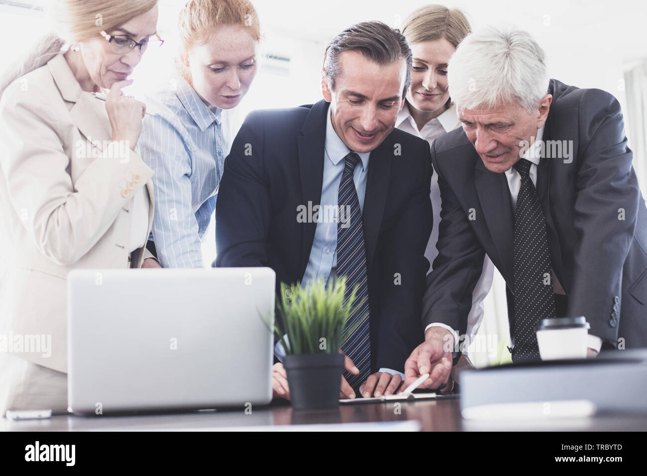 Lavoro di squadra processo, la gente di affari firmare documenti contrattuali Foto Stock