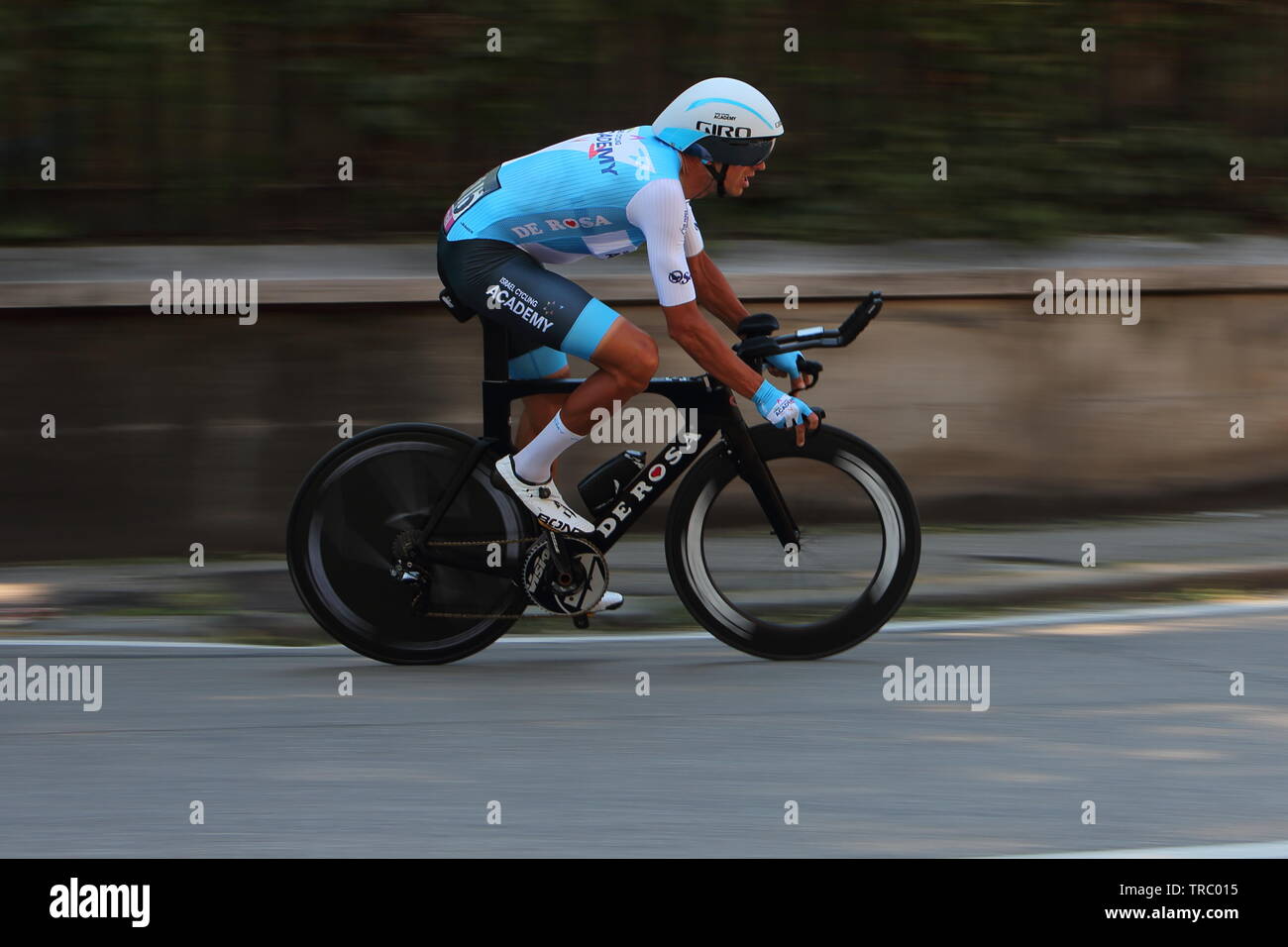 Verona, Italia. 02nd, Giu 2019. Plaza Ruben dalla Spagna (Israele Ciclismo Academy Team) durante l'ultimo stadio 21 del 102º Giro d' Italia, Tour d'Italia 2019 - gara ciclistica, 17km a cronometro individuale da Verona Fiera insieme Torricelle nella città di Verona, per terminare in Arena di Verona in Verona, Italia, 03 giugno 2019. (Foto) Alejandro Sala/Alamy News Foto Stock