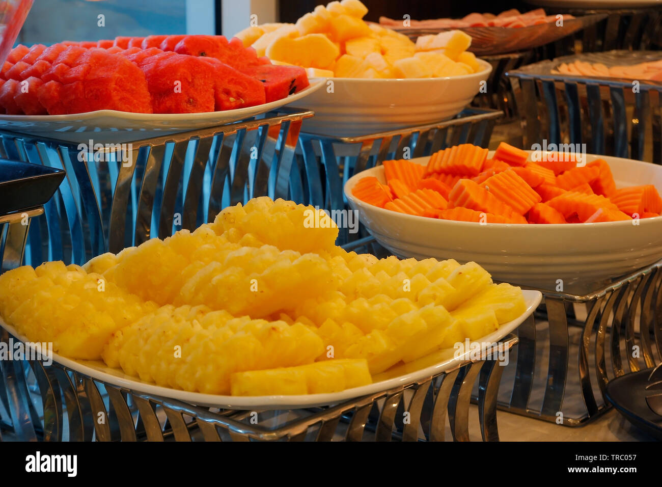 Molti tipi di frutta cocomero, ananas e papaya melone sulla linea a buffet per la prima colazione Foto Stock