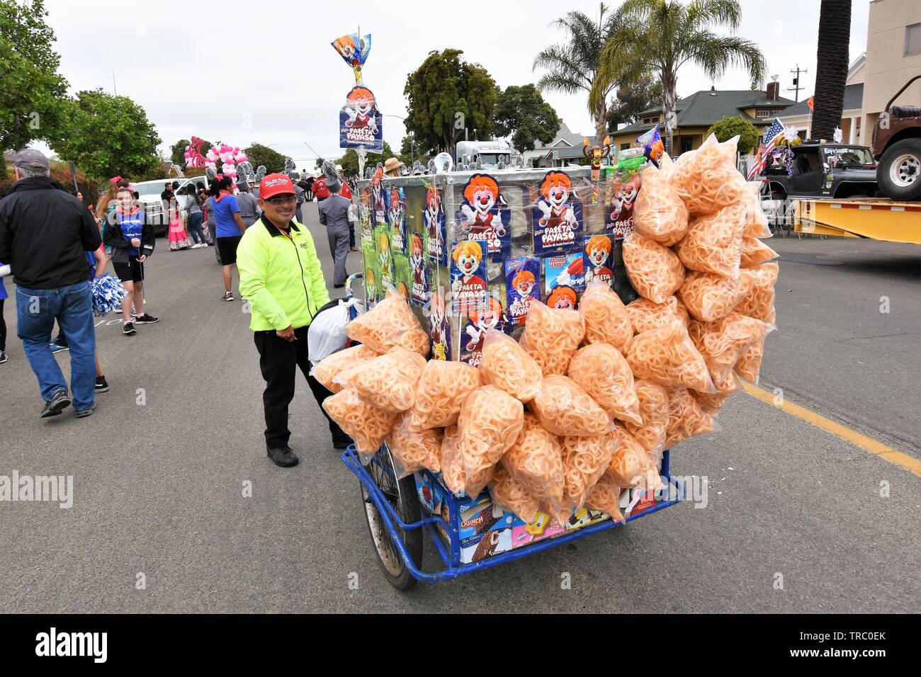 Senior Street venditore a vendere Real Mexican latino tipo di snack a Parade partecipanti e frequentatori prima di avviare in California USA America Foto Stock