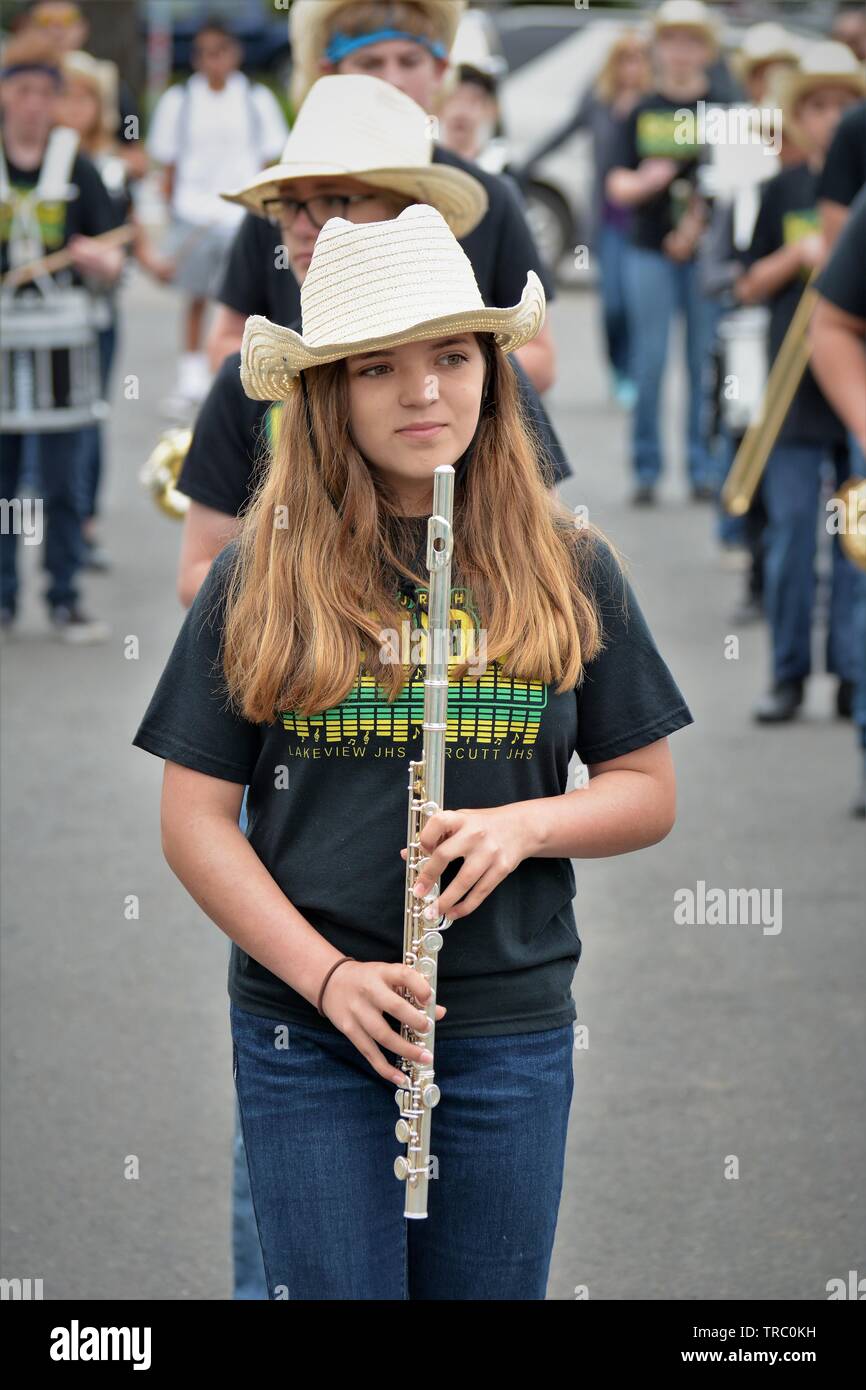 I bambini di origine ispanica che sono membri della California scuole Marching Band con strumenti a Santa Maria parade Foto Stock