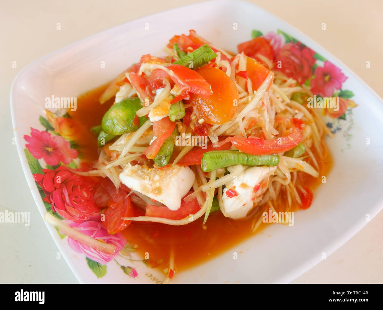 La papaia con insalata di uova satled sulla piastra calda e piccante cucina tailandese con bean di yardlong Foto Stock