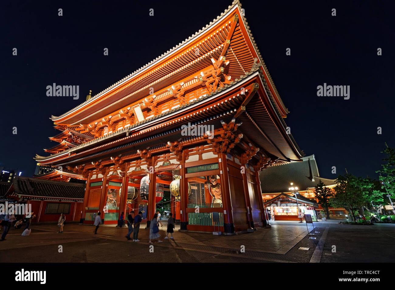 TOKYO, Giappone, 11 Maggio 2019 : Il Tempio di Senso-ji di notte. La maggiore area di Tokyo si è classificato come la più popolosa area metropolitana del mondo. Foto Stock
