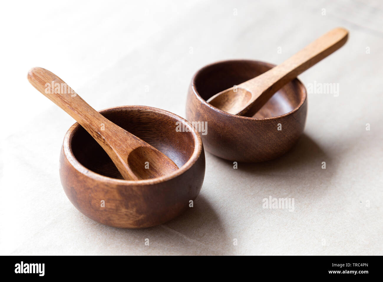 Utensili di legno su sfondo bianco, close up Foto Stock