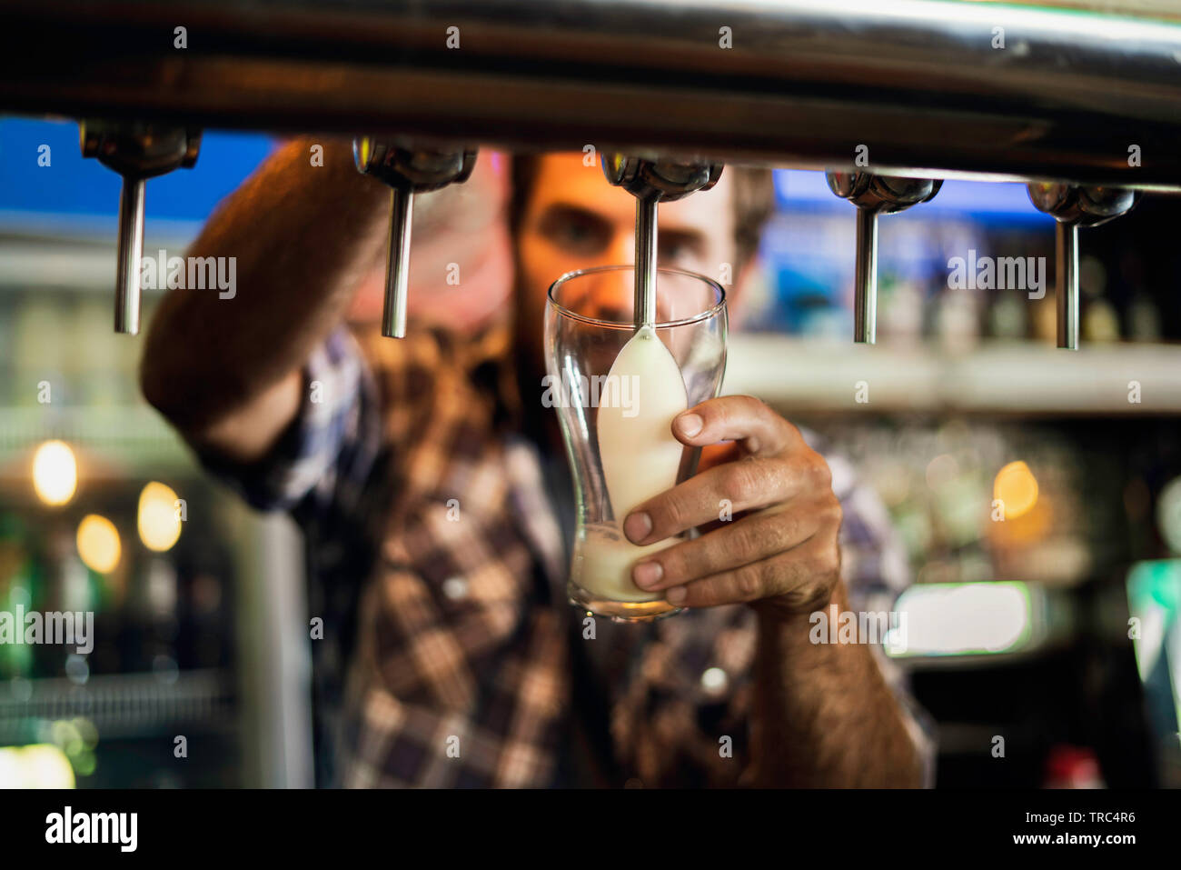 Close-up di disegno uomo birra da toccare Foto Stock