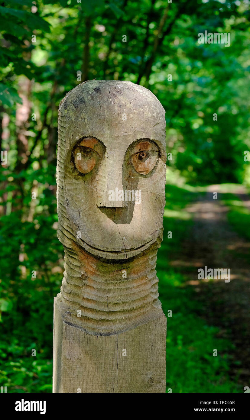 In legno intagliato faccia sul legname post, grazioso angolo, sheringham, North Norfolk, Inghilterra Foto Stock