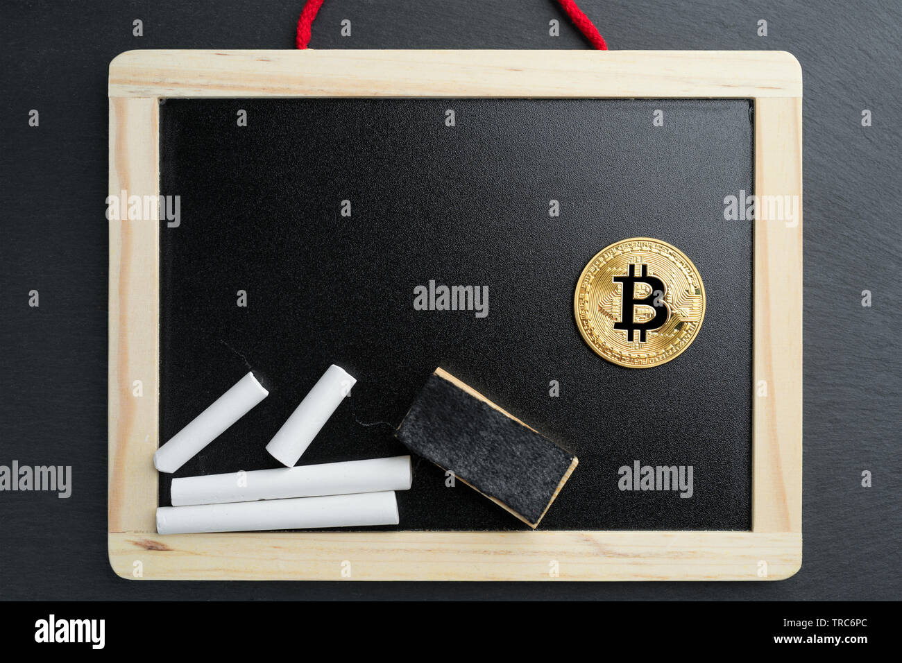 Bitcoin fisico moneta in oro su una lavagna. Istruzione Cryptocurrency concetto astratto. Foto Stock
