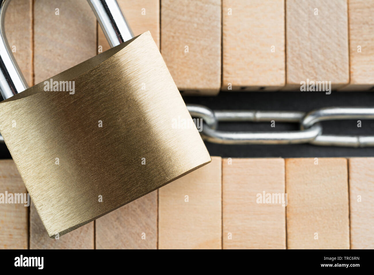 Blocchi di legno e la catena e lucchetto. Cryptocurrency blockchain security concetto astratto. Copia spazio sulla destra. Foto Stock