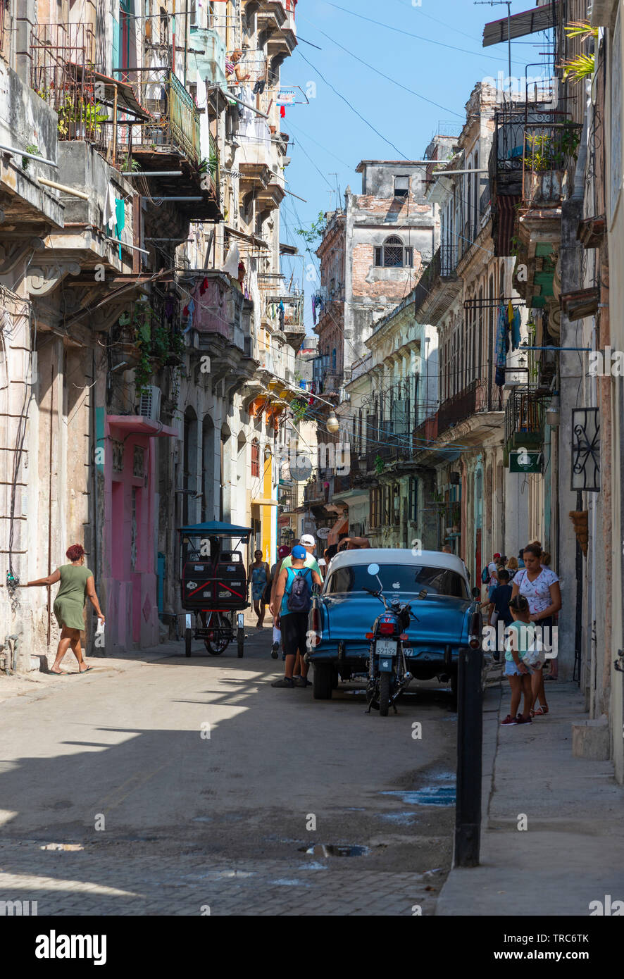Strade affollate di l'Avana Vecchia (Havana Vieja), Cuba, Caraibi Foto Stock