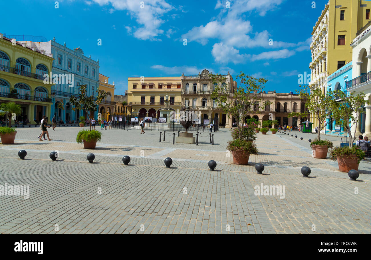 I turisti a piedi in città famosa Plaza Vieja (piazza principale) circondato da edifici storici di Havana, Cuba, Caraibi Foto Stock