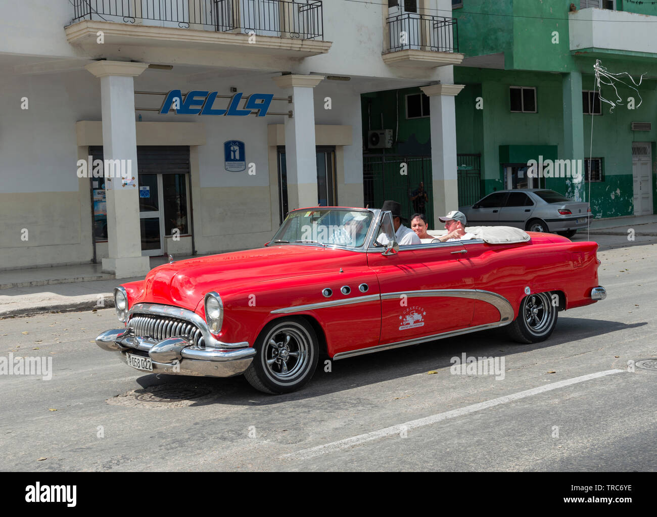 Classic American 1950 red car guida turisti in giro per la città di Havana, Cuba, Caraibi Foto Stock