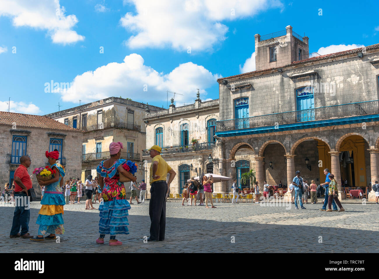 I Cubani e i turisti si mescolano nel XVIII secolo in stile barocco Plaza de la Catedral uno dei quattro principali piazze di Havana, Cuba, Caraibi Foto Stock