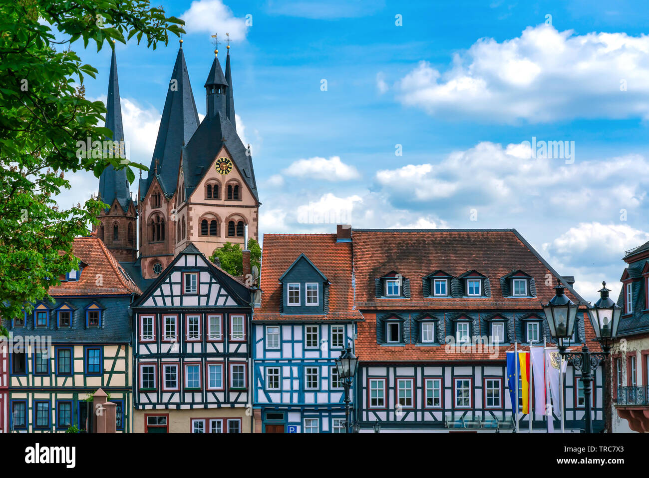 La piazza del mercato (Obermarkt) nel cuore di Gelnhausen con metà storico-case con travi di legno Foto Stock
