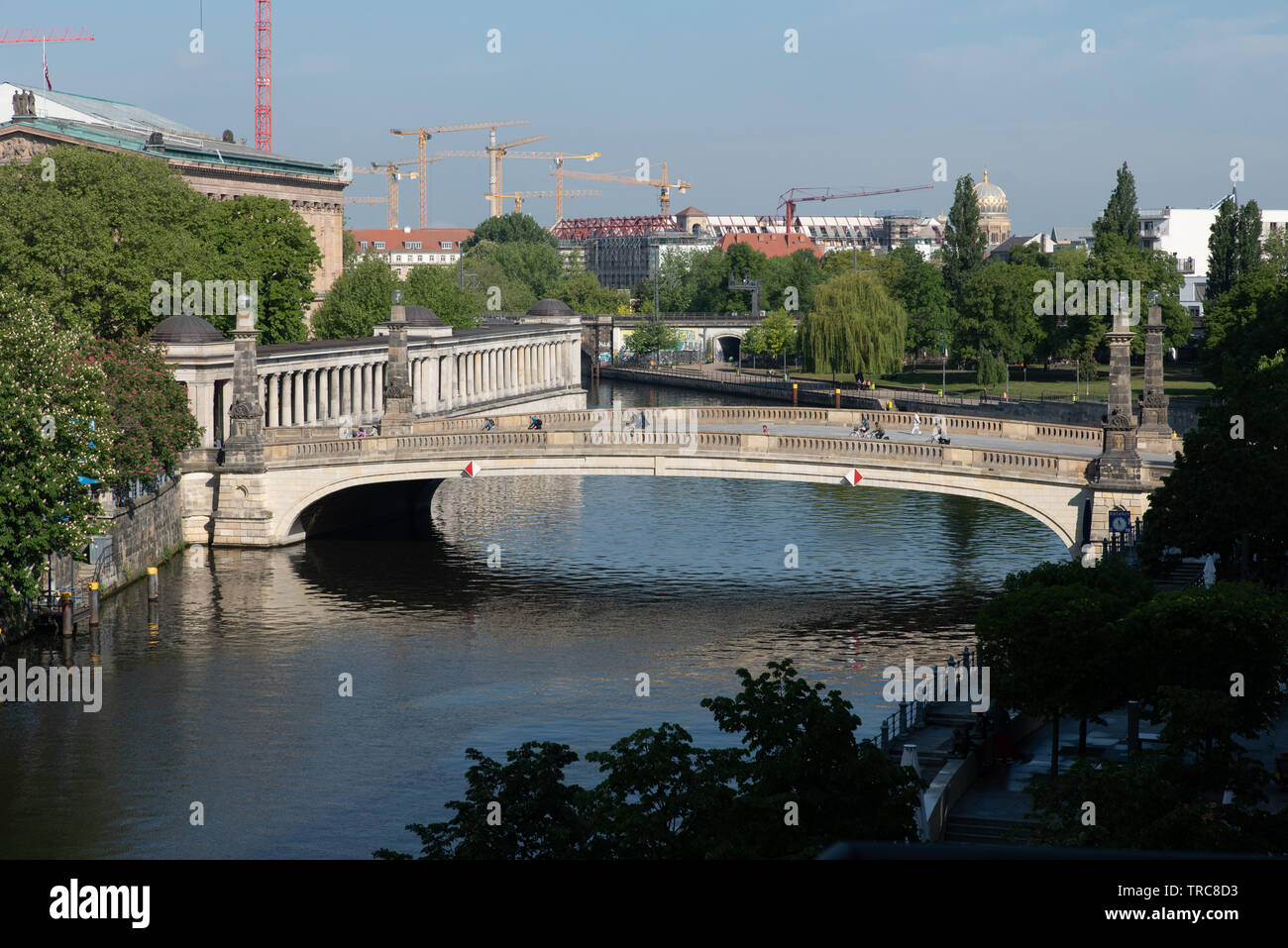 Friedrichbrücke oltre il fiume Sprea che conduce all'isola dei musei di Berlino, Germania. Foto Stock