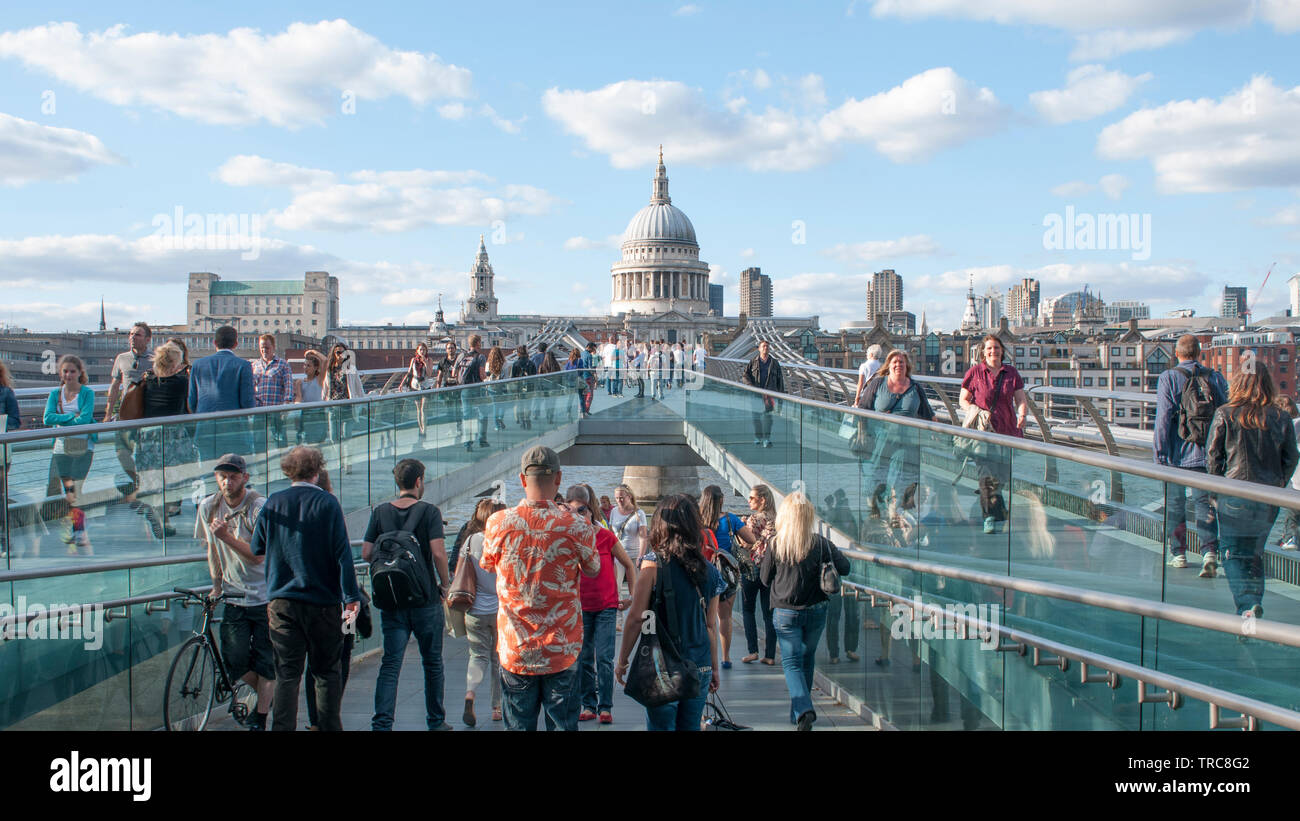 LONDON, Regno Unito - Giugno 03, 2019 - la gente a piedi sul Millennium Bridge verso la Cattedrale di San Paolo Foto Stock
