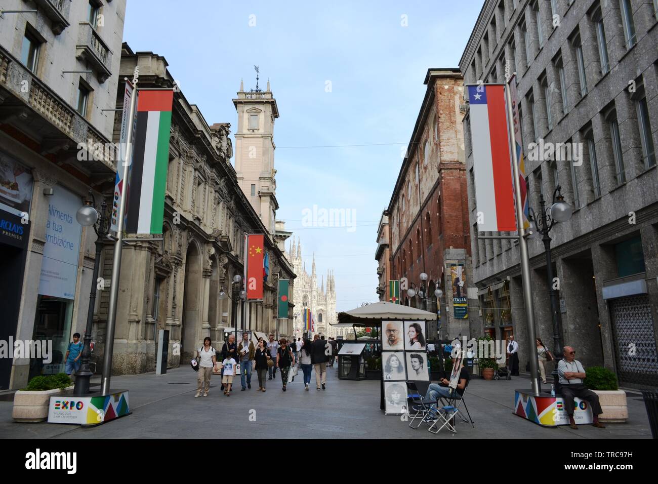 Milano/Italia - Giugno 1, 2015: Vista a un antico Mercanti street decorato con le bandiere per Expo Milano 2015 evento. Foto Stock