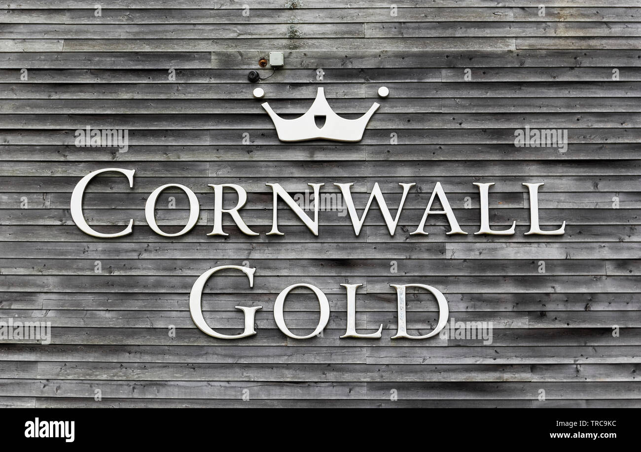 Cornovaglia oro segno a Tolgus Mill, Redruth, Cornwall, Regno Unito che produce gioielli e supporta il ripristino di un sito sulla miniera di stagno. Foto Stock