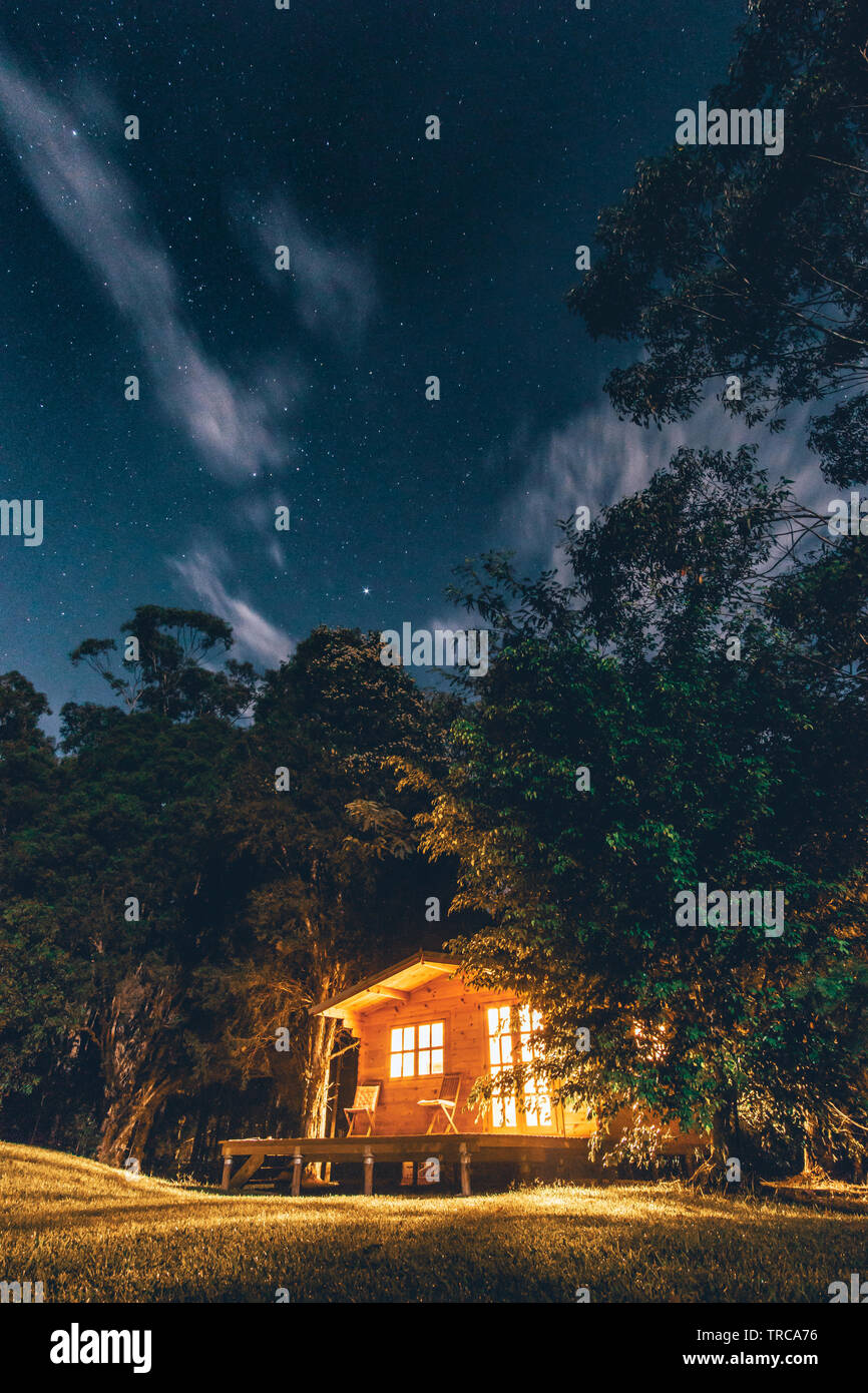 Cabina nei boschi sotto il cielo di notte, Diamond Beach, Nuovo Galles del Sud Foto Stock