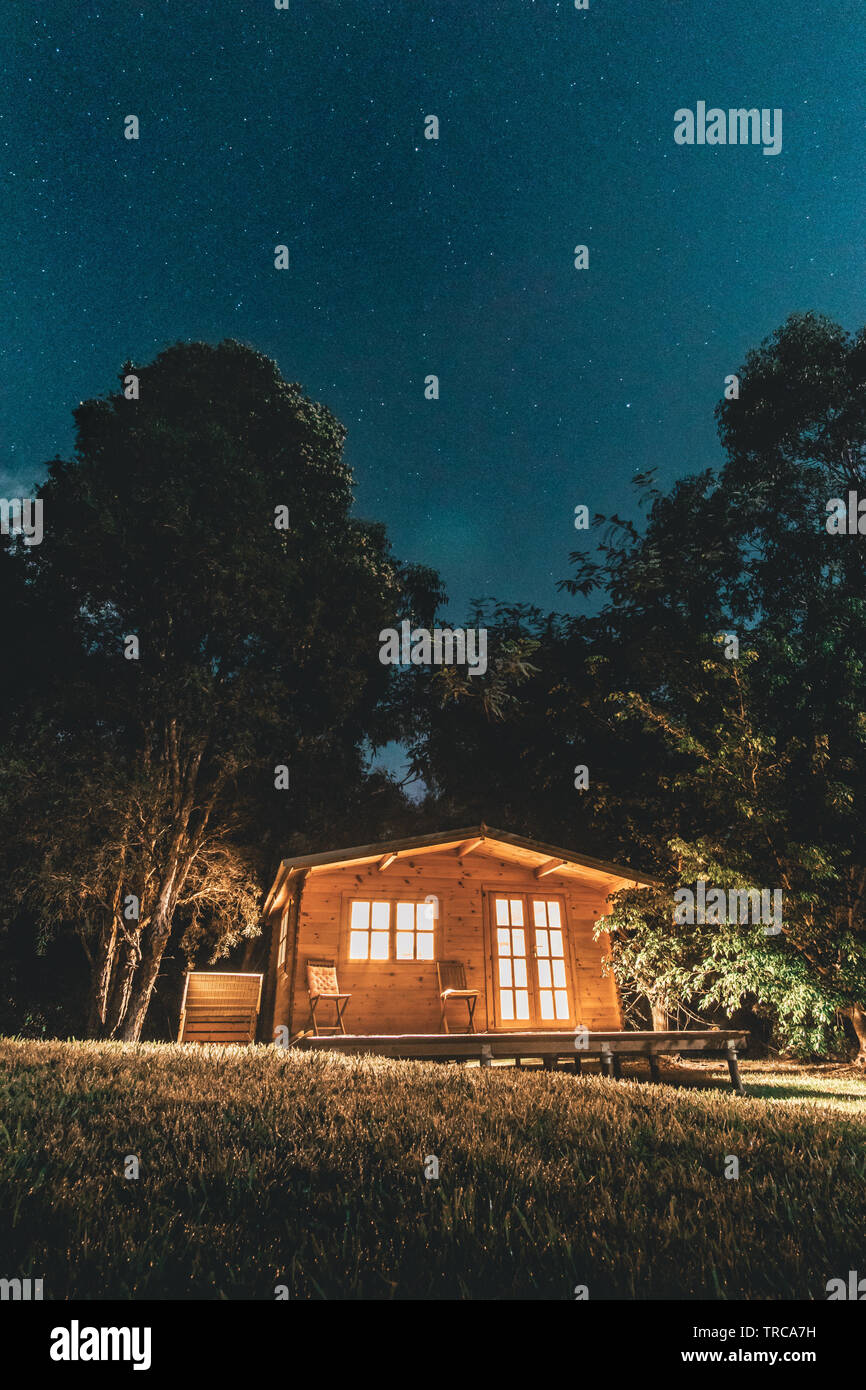 Cabina nei boschi sotto il cielo di notte, Diamond Beach, Nuovo Galles del Sud Foto Stock