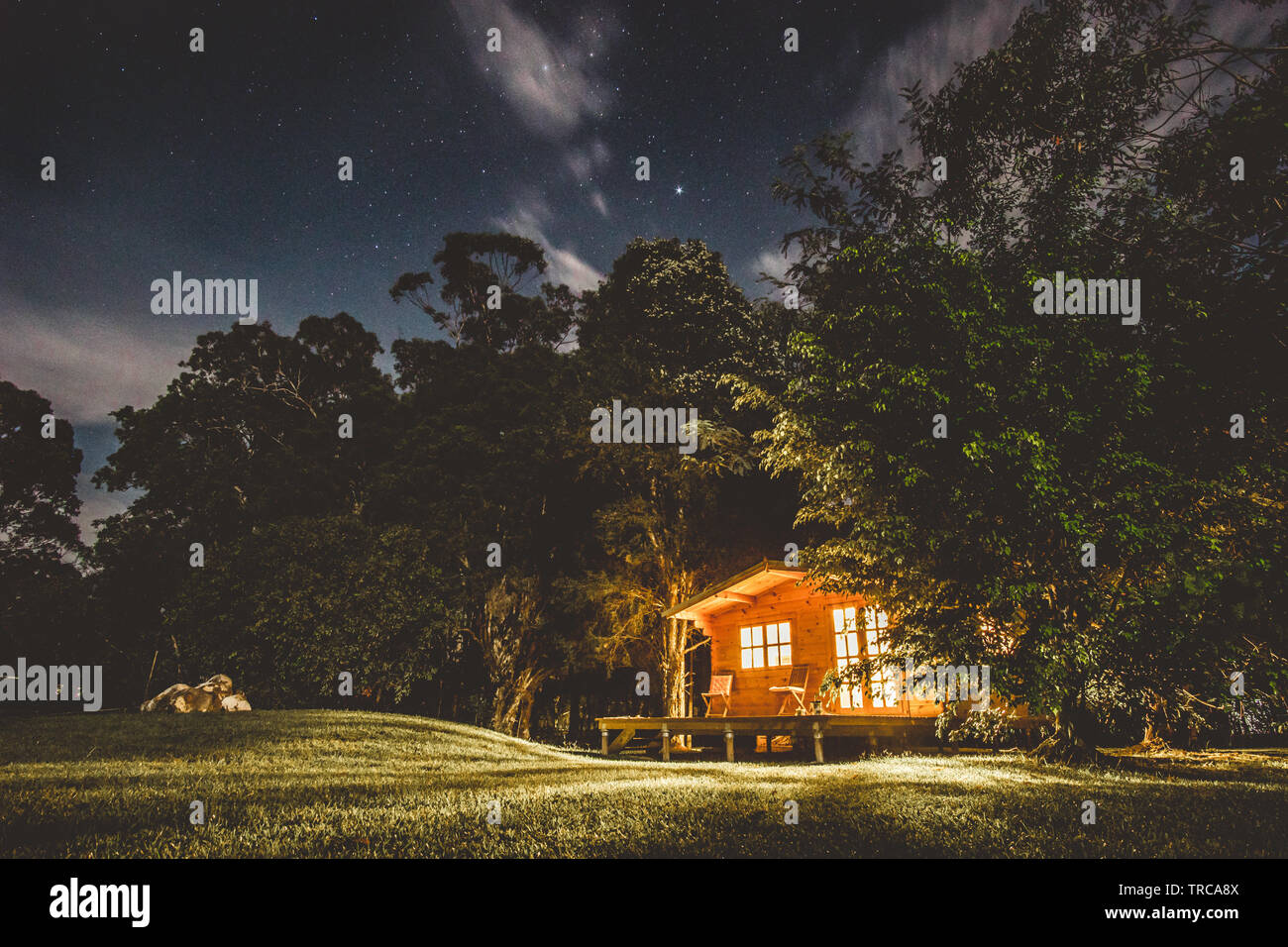 Cabina nei boschi sotto il cielo di notte, Diamond Beach, Nuovo Galles del Sud Foto Stock